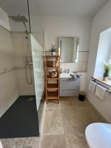 La salle de bains est pourvue d'une douche, d'un lavabo et de toilettes. dans l'établissement La suite de charme du Mas de la Fontaine de Jonquier avec SPA privatif, à Séguret