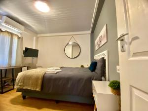 una camera da letto con un letto e uno specchio sul muro di The Ultimate Escape - Backup Electricity a Gaborone