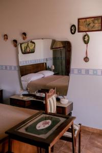 1 dormitorio con cama y espejo grande en Tetti & Chiese - Authentic Sicilian Rooftop, en Catania