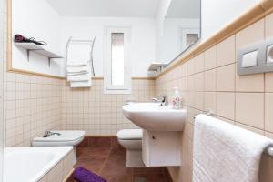 A bathroom at La flor del Atlantico