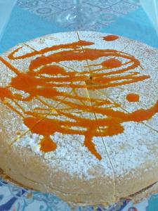 un pastel con salsa de naranja sobre una mesa en B&B Solarium en Noto Marina