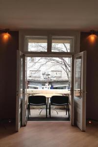 una puerta abierta con una mesa y sillas en una habitación en Best private rooms In the center, en Sofía