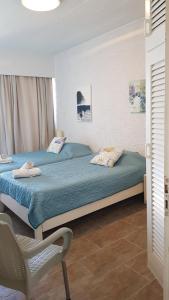 A bed or beds in a room at Seaview House