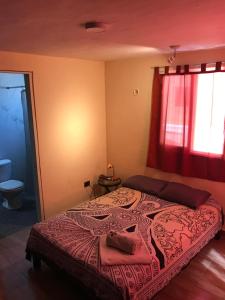 1 dormitorio con 1 cama grande y cortinas rojas en Venado 28, en Cancún