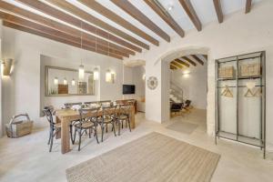 - une salle à manger et un salon avec une table et des chaises dans l'établissement charmantes und modernes Stadthaus Casa Corazon, à Santanyí