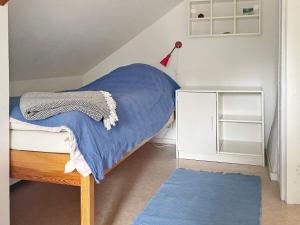 烏爾里瑟港的住宿－Holiday home ULRICEHAMN VI，一间卧室配有一张带蓝色毯子的床
