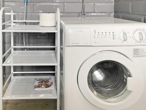 una lavatrice bianca seduta in una lavanderia di Holiday home ULRICEHAMN VI a Ulricehamn