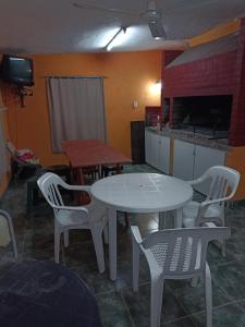 a white table and chairs in a room with a kitchen at TU LUGAR in Villa Cura Brochero