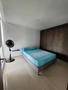 1 dormitorio con 1 cama y ventilador en Cali Piso10 Sector Valle Del lili Apartamento Confortable, en Cali
