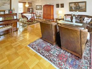 セルヴェスボリにあるHoliday home SÖLVESBORG XIIのリビングルーム(革製家具、ピアノ付)
