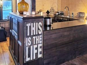 un bancone della cucina con un cartello che dice che questa è la vita di Holiday home Bureå a Bureå