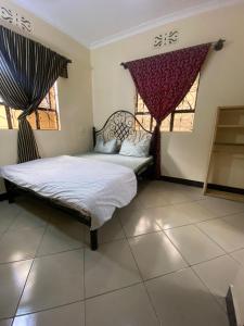 Säng eller sängar i ett rum på Place2be Africa House