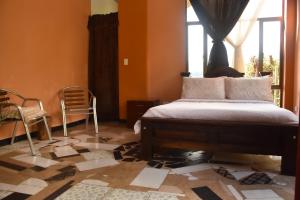 1 dormitorio con cama y ventana en Hotel Campestre Villa Los Duraznos en Paipa