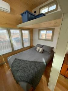 a bedroom with a bed in a tiny house at Grand Canyon Hideaway Tiny home in Valle