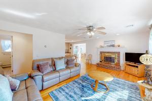 South DennisにあるCape Estate 6のソファと暖炉のあるリビングルーム