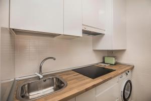 Η κουζίνα ή μικρή κουζίνα στο El Refugio de Sabina - Sierra de Gredos +34 φωτογραφίες