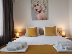 um quarto com uma cama com duas toalhas em Апартамент Orange в местност Каваци, Созопол em Sozopol