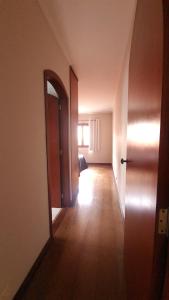 an empty room with a hallway with a door and a mirror at Quartos aconchegantes em Sobrado grande no meio do Brooklin in Sao Paulo