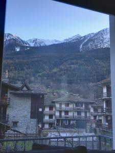a view from a window of a building with mountains at Courmayeur-Morgex, Grande Appartamento x 8 persone in Morgex