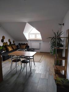 Pod 4 في أوستروني مورسكي: غرفة معيشة مع طاولة وكراسي وأريكة