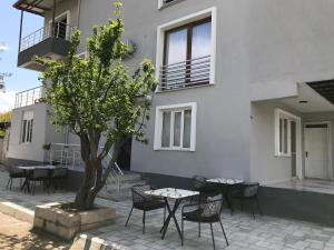 eine Terrasse mit Tischen und Stühlen vor einem Gebäude in der Unterkunft Bavella Boutique Hotel in Pamukkale