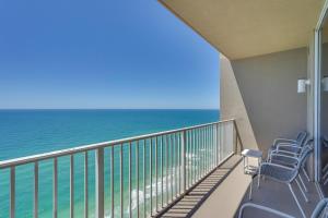 een balkon met stoelen en uitzicht op de oceaan bij 28th-Floor Panama City Beach Condo with Ocean Views! in Panama City Beach