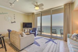 een woonkamer met uitzicht op de oceaan bij 28th-Floor Panama City Beach Condo with Ocean Views! in Panama City Beach