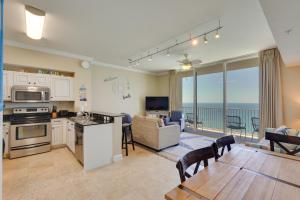 een keuken en een woonkamer met uitzicht op de oceaan bij 28th-Floor Panama City Beach Condo with Ocean Views! in Panama City Beach