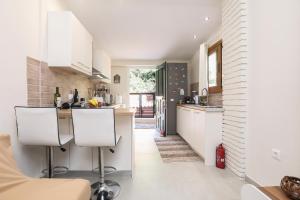 A kitchen or kitchenette at ΒeΙΙa