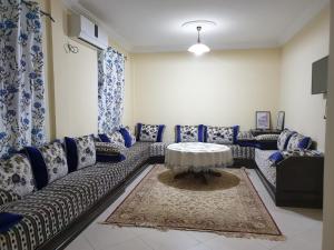 sala de estar con sofá y mesa en la sublime, en Taghazout