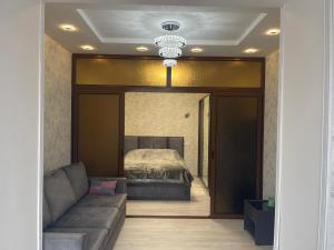 ein Wohnzimmer mit einem Sofa und einem Bett in der Unterkunft Angela’s place in Wanadsor
