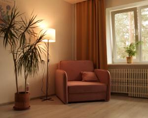 Posezení v ubytování Sunny apartment with lake and forest view