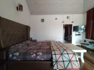 Postel nebo postele na pokoji v ubytování Snowdrop inn coorg