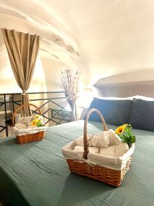 zwei Körbe auf einem Bett in der Unterkunft GDM central apartment Palermo in Palermo