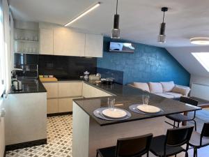 a kitchen and living room with a table and chairs at Ático 22 - céntrico, aire acondicionado y parking in Vilagarcia de Arousa +37 photos