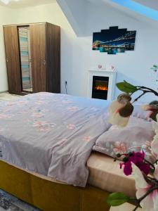 um quarto com uma cama grande com flores em Zizi's House Garii em Brasov