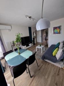 sala de estar con mesa azul y sofá en appartement marseille velodrome, en Marsella