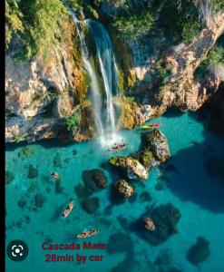 uma vista aérea de uma cascata sobre uma massa de água em Atico con piscina, golf, vistas al mar em Torre de Benagalbón