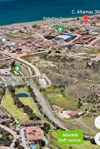 貝納加爾彭塔的住宿－Atico con piscina, golf, vistas al mar，一张带有两个热气球的城市地图
