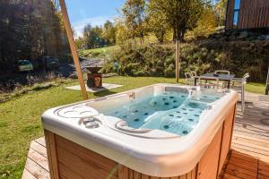 eine Whirlpool-Badewanne im Hinterhof eines Hauses in der Unterkunft 4 DOMY in Dolní Morava