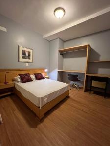 - une chambre avec un lit et un bureau dans l'établissement Spencer Residencial APARTAMENTOS, à Praia