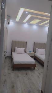 a bedroom with two beds in a room at الزمالك ابو الفداء على النيل in Cairo