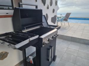 a black grill sitting on top of a patio at Casa Araviña in Icoro