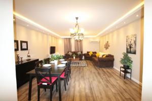- une salle à manger et un salon avec une table et des chaises dans l'établissement Sweet home in maadi, au Caire