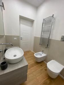 巴勒摩的住宿－La Piccola Formica Home，白色的浴室设有水槽和卫生间。