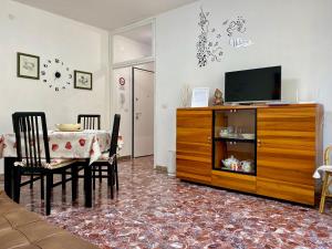 a living room with a dining table and a television at Appartamento Milly in Mestre