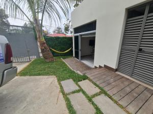 une maison avec un tuyau jaune à côté d'un garage dans l'établissement Cute Escazú Loft -Great view-, à Escazú