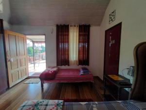 Postel nebo postele na pokoji v ubytování Snowdrop inn coorg