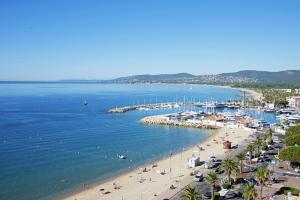 an aerial view of a beach with people and boats at Appartement à 200m des plages. in Fréjus