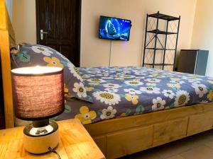 Una cama o camas en una habitación de Studio Yiri Guest 2 Fidjrossè Plage